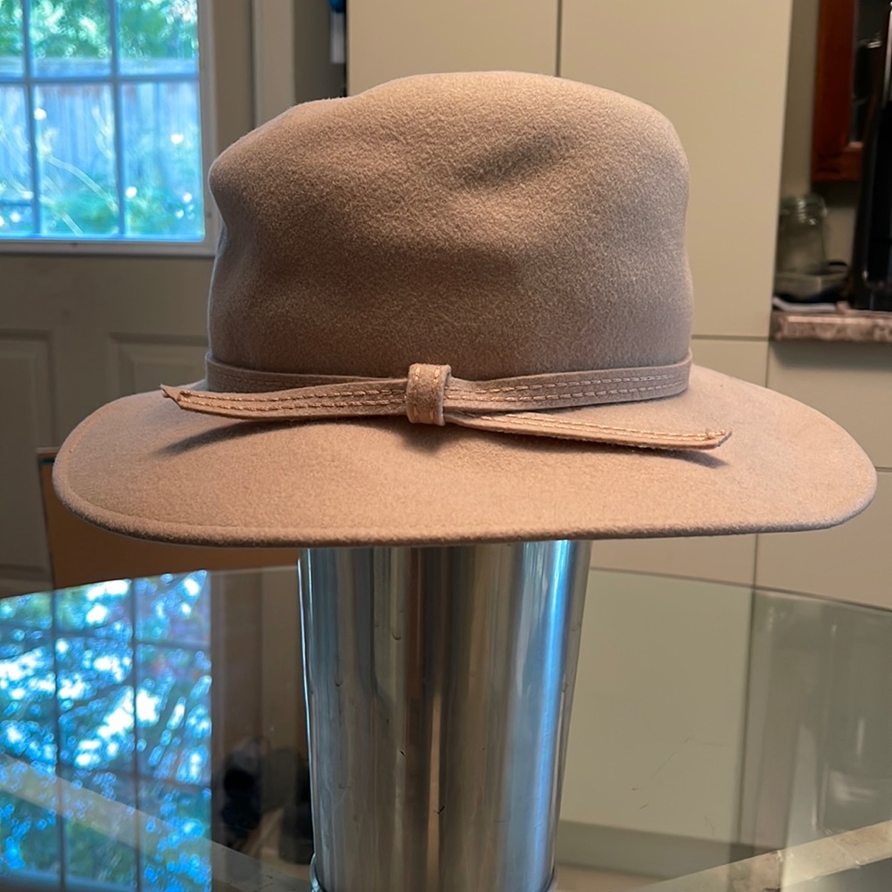 George W Bollman Co, Doeskin, adorable 100% wool hat, vintage, EUC.